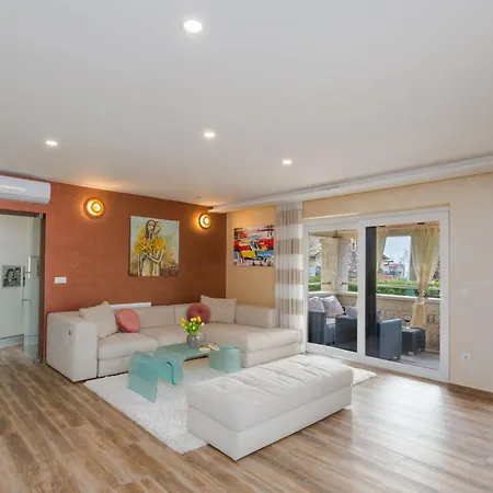 Anabel Bei Porec Mit Pool, Jacuzzi Und Sauna Vikendica