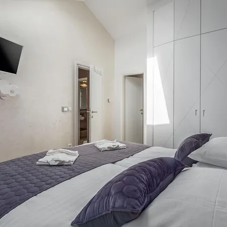 Vikendica Anabel Bei Porec Mit Pool, Jacuzzi Und Sauna Kastelir