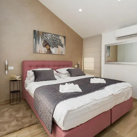 Anabel Bei Porec Mit Pool, Jacuzzi Und Sauna * Kaštelir
