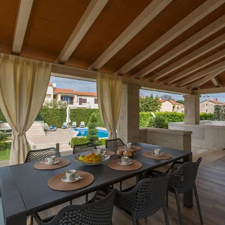 Anabel Bei Porec Mit Pool, Jacuzzi Und Sauna Ferienhaus