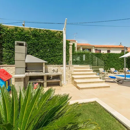 Anabel Bei Porec Mit Pool, Jacuzzi Und Sauna *