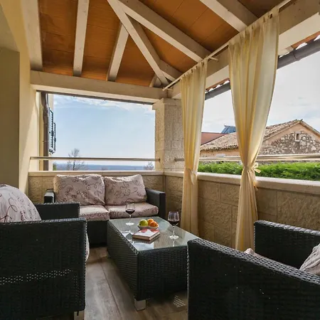 Anabel Bei Porec Mit Pool, Jacuzzi Und Sauna 度假居